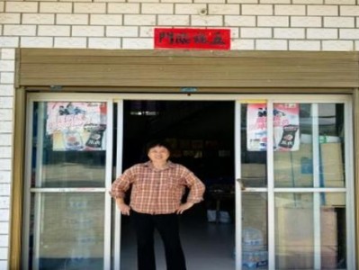 驚現(xiàn)！煙草專賣店直營店買煙“揮汗如雨”