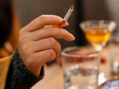 獨(dú)家報(bào)道！賣韓國(guó)煙的微信“俯首聽命”